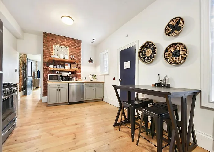 Beautiful Brick Space Minutes To Everything!